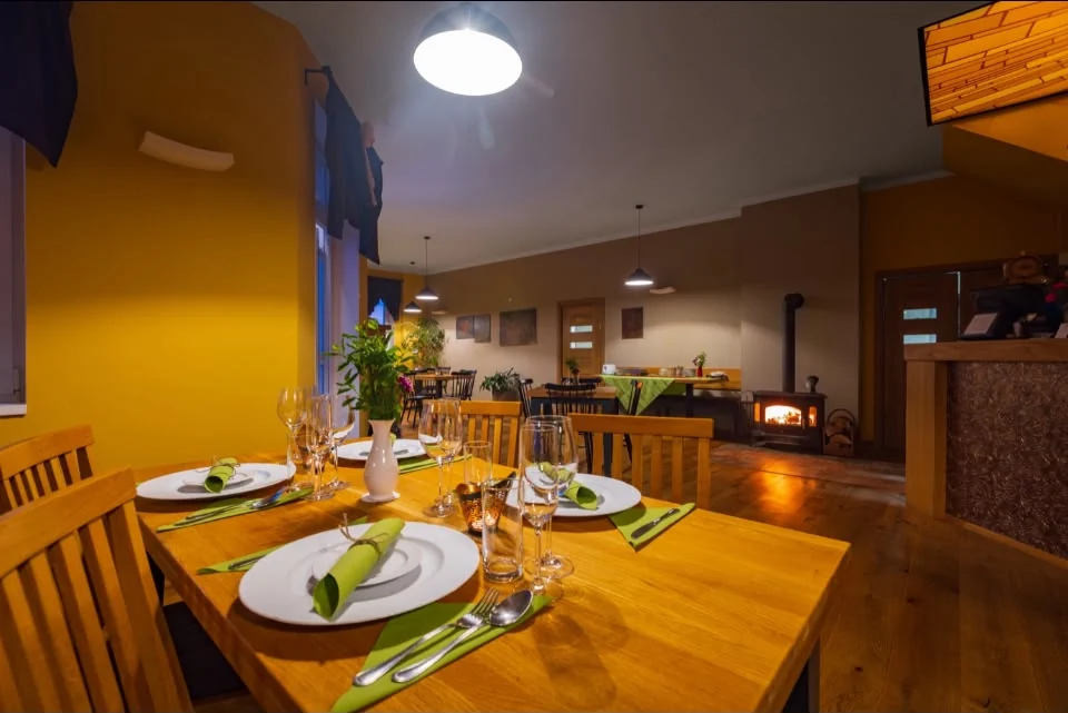 Prostřený stůl v restauraci s krbovými kamny